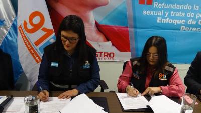 Fotografía muestra a la titular de la Cicesct, Sua Martínez, y a la comisionada del Sistema Nacional de Emergencias 911, Miroslava Cerpas, durante la firma del convenio entre ambas instituciones.
