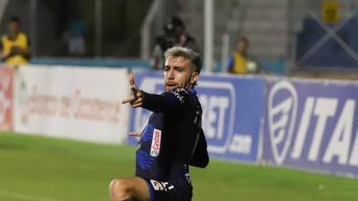 El peculiar festejo de Auzmendi tras anotar su doblete ante Vida.