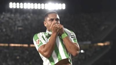 Vitor Roque besando el escudo del Betis tras marcar su primer gol.