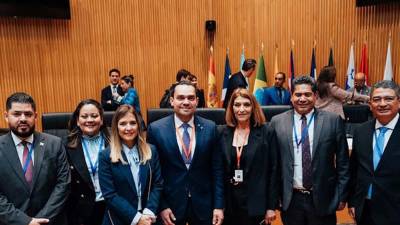 La delegación parlamentaria de Honduras, encabezada por el presidente del Congreso Nacional, Tomás Zambrano, visitó este viernes el Senado de España como parte de la agenda que desarrolla en Madrid durante su participación en el XII Foro Parlamentario Iberoamericano.