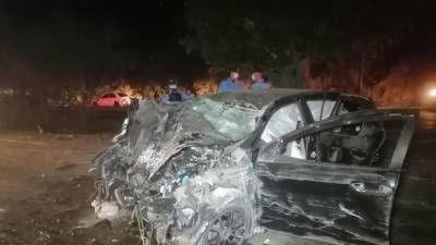 El carro en el que se conducían las víctimas quedó destruido; el accidente fue en Quebrada Seca.
