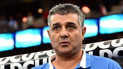 Diego Vázquez cantando el himno nacional de Honduras previo al juego contra Qatar.