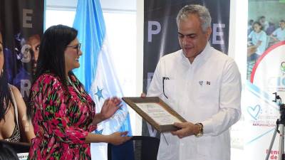 Sua Martíndez, directora de la Cicesct, entrega reconocimiento al embajador Luis García.