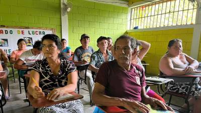 Adultos mayores que participan en el programa de reducción del rezago escolar