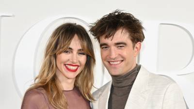 Suki Waterhouse y Robert Pattinson.