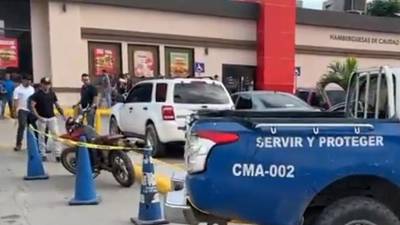 En el estaciomiento del centro comercial se registró una balacera.