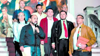 Maestros exigen pago de ajuste salarial prometido.