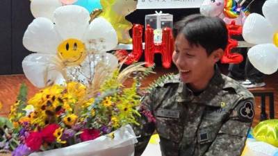J-Hope fue recibido con globos y flores por parte de sus fans.