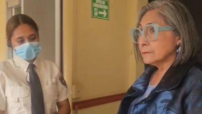 Congresista Maribel Espinoza tratando de ingresar al Congreso Nacional en Tegucigalpa.