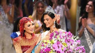 Sheynnis Palacios cuando fue coronada como Miss Universo.