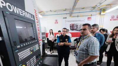 Rector de la UNAH, Odir Fernández en su recorrido por las instalaciones de la Unah-vs.