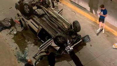 Una camioneta cayó del puente a desnivel en el bulevar Suyapa de Tegucigalpa.