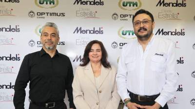 Eduardo Posadas de Optimus Card, Marina Castellanos, Rectora de UTH y Alejandro Oyuela de Tiendas Mendels.
