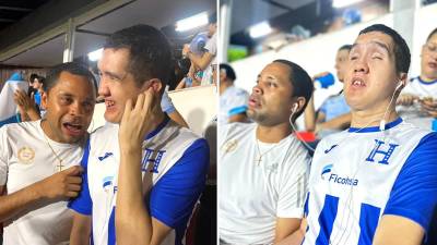 El árbitro hondureño Selvin Brown le ayudó al aficionado no vidente narrándole el juego Honduras vs Trinidad y Tobago.