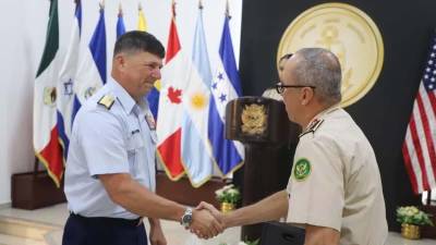 El subjefe del Estado Mayor Conjunto de las Fuerzas Armadas de Honduras, general de brigada Luis Alonso Rosales Cardoza, recibió la visita oficial del comandante de la Fuerza de Tarea Conjunta Interagencial Sur (JIATF South) de Estados Unidos, vicealmirante Jeffrey K. Randall.