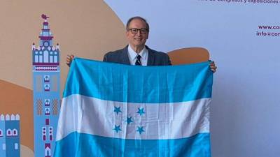 El Dr. Eduardo Bueso durante su ponencia en Sevilla, donde destacó la importancia de la técnica IVA y la ruta de la PI3K en el tratamiento de la baja reserva ovárica.