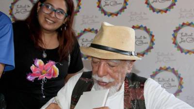 El poeta salvadoreño Alfonso Kijadurías presentó su antología en el marco del Festival de Los Confines, y que es parte del homenaje realizado a su trayectoria.