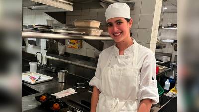 La chef Daniela Piaggio con los finos postres del restaurante Jean Georges.
