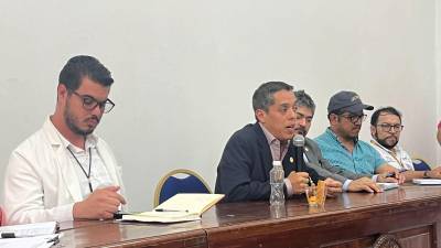 El rector de la Unah, Odir Fernández, viajó a la zona norte para reunirse con el director del Rivas.