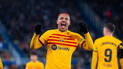 Vitor Roque celebrando su gol que sentenció el triunfo del Barcelona contra el Alavés en la Liga Española.