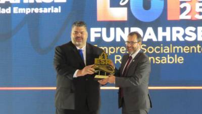 Fernando Quintana, Gerente de Supermercados Colonial, recibiendo el reconocimiento de Sello FUNDAHRSE por quinto año consecutivo.