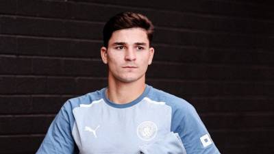Julián Álvarez no es titular en Manchester City.