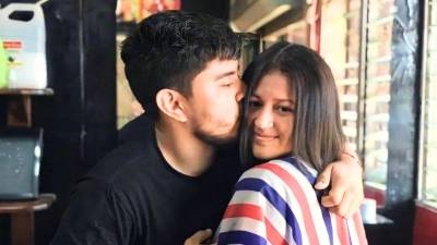 Una joven madre de 20 años, identificada como Angie Nicoll Rivera Galeano, fue asesinada presuntamente por su pareja, Medardo Galeano, la madrugada del miércoles 1 de enero de 2025, en su vivienda ubicada en el barrio San Sebastián de Catacamas, Olancho.