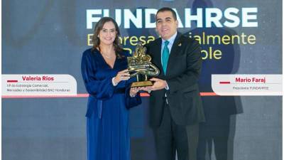 Valeria Ríos VP, de Estrategia Comercial, Mercadeo y Sostenibilidad de BAC Honduras recibe de manos de Mario Faraj, presidente de FUNDAHRSE.