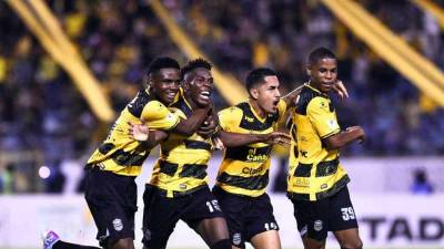 Los jugadores del Real España celebrando el gol de Dixon Ramírez ante el Marathón.