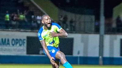 Elison Rivas celebrando su golazo que le dio el triunfo al Olancho FC contra el Juticalpa FC.
