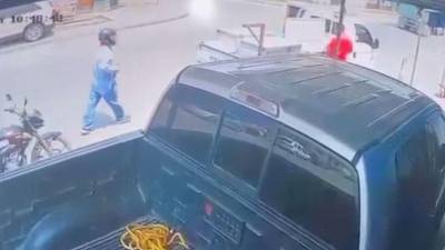 Captura de pantalla del video donde el presunto asaltante despoja de sus pertenencias a vendedor de lácteos en San Pedro Sula.