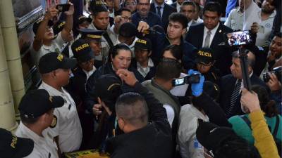 Entre forcejeos con magistrados, la cuestionada fiscalía de Guatemala incautó este sábado las actas de las pasadas elecciones.