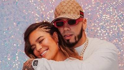 Anuel AA junto a Karol G.