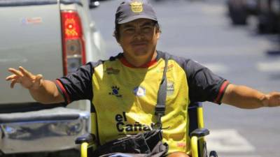 Erick Arnaldo García se gana la vida pidiendo en las calles de San Pedro Sula tras perder la movilidad de sus piernas.
