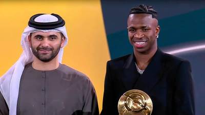 Vinicius recibió el premio al mejor jugador del mundo en los Globe Soccer Awards.