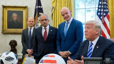 Infantino está en el ojo del huracán tras su nueva propuesta de vender los derechos del Mundial. FOTOS EFE.
