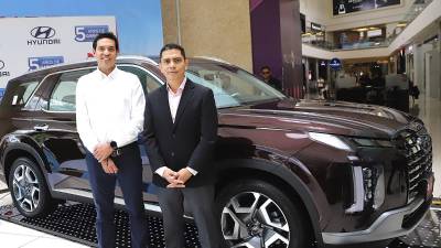 Hugo Flores, gerente de Mercadeo Honduras, junto a Salvador Cuellar, gerente nacional de Talleres Excel Honduras en el anunció del nuevo beneficio.