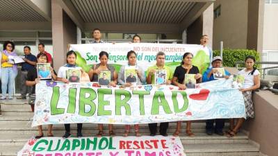 Fotografía de archivo que muestra a varias personas manifestándose por la libertad de los defensores de Guapinol.