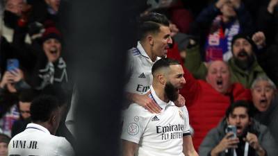 Karim Benzema celebrando con sus compañeros el gol de la remontada ante Atlético.