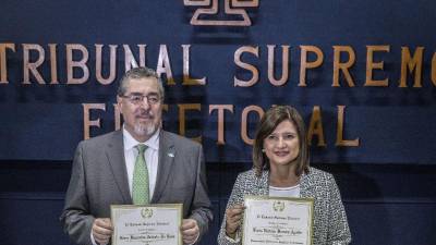 Bernardo Arévalo de León y a su compañera de fórmula presidencial, Karin Herrera tras recibir sus credenciales como autoridades electas de Guatemala.