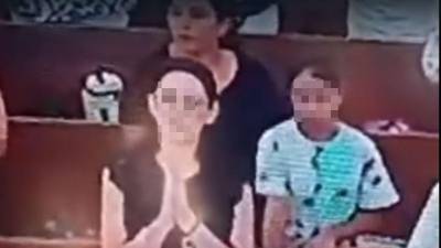 Video: Mujer pone a niña a hurtar en iglesia de Honduras