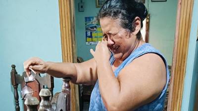 La madre de Evelisa Gutiérrez, residente de Omoa, Cortés, se mostró emocionalmente afectada.