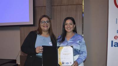 Stephany Perdomo, supervisora de Análisis Clínicos Simán recibió de manos de Gabriela Argueta, representante de Jhuez International Group la certificación ISO 9001:2015.