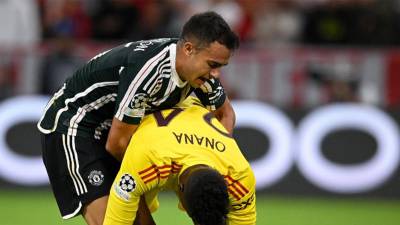 Onana en el momento que recibió apoyo de su compañero Reguilón.