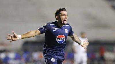 Auzmendi celebra su tanto contra Olimpia en la final de ida.