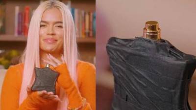 La cantante colombiana Karol G mostrando su perfume.