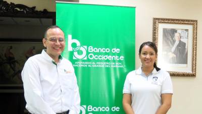 Leonel Rivas, Gerente de Mercadeo de Banco de Occidente junto a Ana Cecilia Pascua del Club Ecuestre Hacienda Tara.