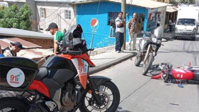 Motoambulancia del 911 atiende a una víctima en un accidente, demostrando su agilidad y eficacia.