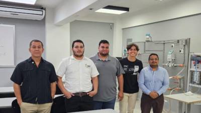 Estudiantes y autoridads de educación de UTH.