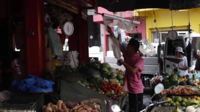 Los capitalinos pueden llegar a las diversas centrales de abasto del municipio para adquirir sus productos alimenticios.